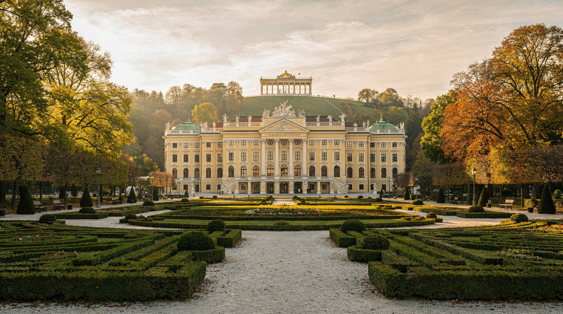 Schönbrunn Christmas market: the most beautiful in Vienna